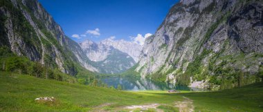 Berchtesgaden Ulusal Parkı, Yukarı Bavyera Alpleri, Almanya ve Avrupa 'daki Obersee Gölü yakınlarındaki dağ vadisinin güzel manzarası. Doğa konseptinin güzelliği.