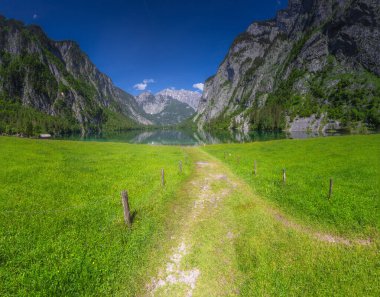 Berchtesgaden Ulusal Parkı, Yukarı Bavyera Alpleri, Almanya ve Avrupa 'daki Obersee Gölü yakınlarındaki dağ vadisinin güzel manzarası. Doğa konseptinin güzelliği.