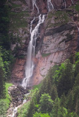 Berchtesgaden Ulusal Parkı 'ndaki Konigssee Gölü yakınlarındaki Rothbach Şelalesi' nin güzel manzarası, Yukarı Bavyera Alpleri, Almanya, Avrupa. Doğa konseptinin güzelliği.