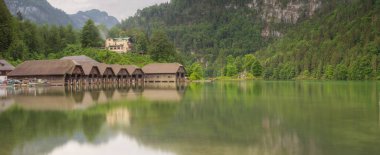 Berchtesgaden Ulusal Parkı, Alpler Almanya, Avrupa 'daki Konigsee Gölü' ndeki yolcu vapuru istasyonu veya rıhtımı. Doğa konseptinin güzelliği.