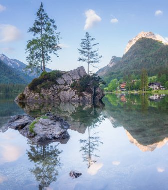 Dağ manzarası ve güzel Hintersee gölde Berchtesgaden Milli Parkı, üst Bavyera Alpleri, Almanya, Avrupa görünümünü. Doğa kavramı arka plan güzelliği.