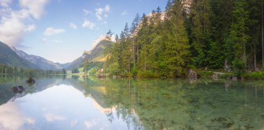 Dağ manzarası ve güzel Hintersee gölde Berchtesgaden Milli Parkı, üst Bavyera Alpleri, Almanya, Avrupa görünümünü. Doğa kavramı arka plan güzelliği.