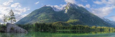 Dağ manzarası ve güzel Hintersee gölde Berchtesgaden Milli Parkı, üst Bavyera Alpleri, Almanya, Avrupa görünümünü. Doğa kavramı arka plan güzelliği.