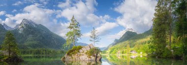 Dağ manzarası ve güzel Hintersee gölde Berchtesgaden Milli Parkı, üst Bavyera Alpleri, Almanya, Avrupa görünümünü. Doğa kavramı arka plan güzelliği.