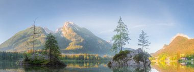 Dağ manzarası ve güzel Hintersee gölde Berchtesgaden Milli Parkı, üst Bavyera Alpleri, Almanya, Avrupa görünümünü. Doğa kavramı arka plan güzelliği.