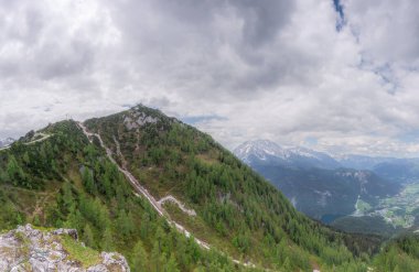 Berchtesgaden Ulusal Parkı 'ndaki Klettersteige am Jenner Dağı yakınlarındaki dağ vadisi manzarası, Yukarı Bavyera Alpleri, Almanya, Avrupa. Doğa konseptinin güzelliği.