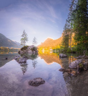 Dağ manzarası ve güzel Hintersee gölde Berchtesgaden Milli Parkı, üst Bavyera Alpleri, Almanya, Avrupa görünümünü. Doğa kavramı arka plan güzelliği.