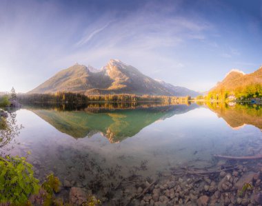 Dağ manzarası ve güzel Hintersee gölde Berchtesgaden Milli Parkı, üst Bavyera Alpleri, Almanya, Avrupa görünümünü. Doğa kavramı arka plan güzelliği.