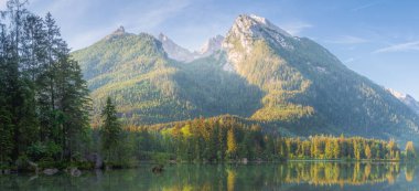 Dağ manzarası ve güzel Hintersee gölde Berchtesgaden Milli Parkı, üst Bavyera Alpleri, Almanya, Avrupa görünümünü. Doğa kavramı arka plan güzelliği.