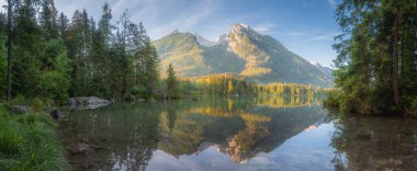 Dağ manzarası ve güzel Hintersee gölde Berchtesgaden Milli Parkı, üst Bavyera Alpleri, Almanya, Avrupa görünümünü. Doğa kavramı arka plan güzelliği.