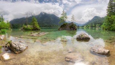 Dağ manzarası ve güzel Hintersee gölde Berchtesgaden Milli Parkı, üst Bavyera Alpleri, Almanya, Avrupa görünümünü. Doğa kavramı arka plan güzelliği.