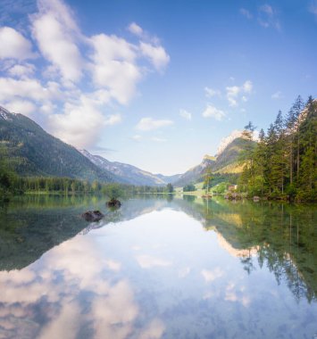 Dağ manzarası ve güzel Hintersee gölde Berchtesgaden Milli Parkı, üst Bavyera Alpleri, Almanya, Avrupa görünümünü. Doğa kavramı arka plan güzelliği.