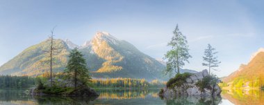 Dağ manzarası ve güzel Hintersee gölde Berchtesgaden Milli Parkı, üst Bavyera Alpleri, Almanya, Avrupa görünümünü. Doğa kavramı arka plan güzelliği.