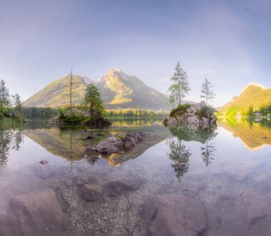 Dağ manzarası ve güzel Hintersee gölde Berchtesgaden Milli Parkı, üst Bavyera Alpleri, Almanya, Avrupa görünümünü. Doğa kavramı arka plan güzelliği.