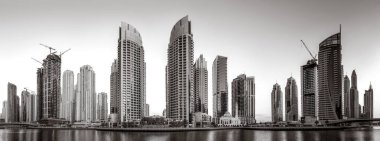 Gökdelenler ve Kentsel şehir gökdelenleri su, siyah-beyaz stil, şehir geçmişi, şehir gelişimi konsepti, Dubai Marina Körfezi BAE