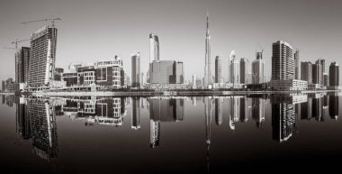 Business bay ve şehir merkezinin panoramik görünümünü alan Dubai, yansıma bir nehir, Birleşik Arap Emirlikleri.