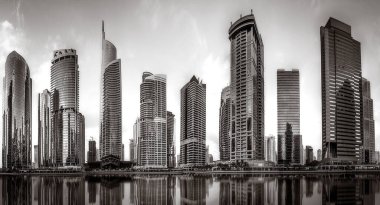 Gökdelenler ve su üzerindeki köprü, siyah-beyaz tarzı, şehir arkaplanı, şehir gelişimi konsepti, Dubai Marina körfezi BAE