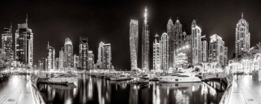 Gökdelenler ve su üzerindeki köprü, siyah-beyaz tarzı, şehir arkaplanı, şehir gelişimi konsepti, Dubai Marina körfezi BAE