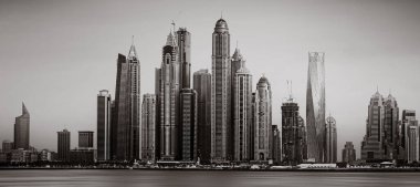 Tek renkli şehir gökdelenleri bulutlu bir gökyüzü altında sakin suyu yansıtan gökdelenler, kentsel gelişim konsepti, Dubai Marina Körfezi BAE