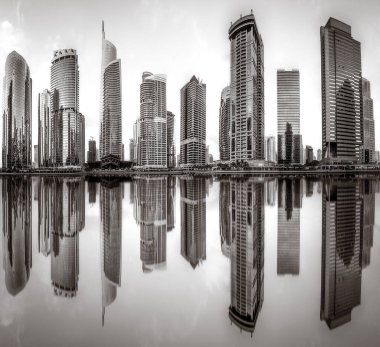 Gökdelenler ve Kentsel şehir gökdelenleri su, siyah-beyaz stil, şehir geçmişi, şehir gelişimi konsepti, Dubai Marina Körfezi BAE