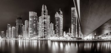 Gökdelenler ve Kentsel şehir gökdelenleri su, siyah-beyaz stil, şehir geçmişi, şehir gelişimi konsepti, Dubai Marina Körfezi BAE