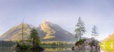 Dağ manzarası ve güzel Hintersee gölde Berchtesgaden Milli Parkı, üst Bavyera Alpleri, Almanya, Avrupa görünümünü. Doğa kavramı arka plan güzelliği.