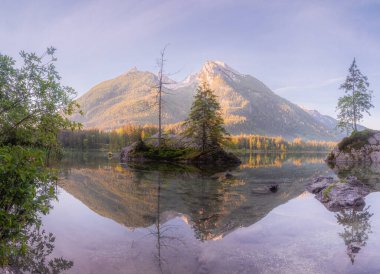 Dağ manzarası ve güzel Hintersee gölde Berchtesgaden Milli Parkı, üst Bavyera Alpleri, Almanya, Avrupa görünümünü. Doğa kavramı arka plan güzelliği.