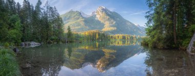 Dağ manzarası ve güzel Hintersee gölde Berchtesgaden Milli Parkı, üst Bavyera Alpleri, Almanya, Avrupa görünümünü. Doğa kavramı arka plan güzelliği.