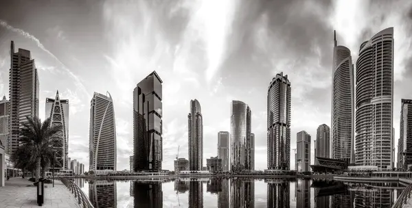 Gökdelenler ve Kentsel şehir gökdelenleri su, siyah-beyaz stil, şehir geçmişi, şehir gelişimi konsepti, Dubai Marina Körfezi BAE