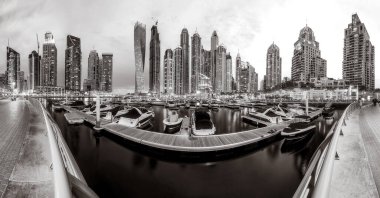 Gökdelenler ve Kentsel şehir gökdelenleri su, siyah-beyaz stil, şehir geçmişi, şehir gelişimi konsepti, Dubai Marina Körfezi BAE
