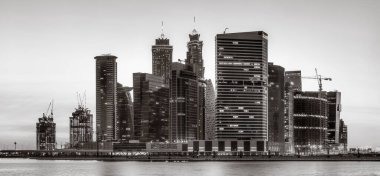 Aydınlatılmış gökdelenleri ve gece siyah beyaz rıhtımlı şehir silüeti, kentsel gelişim konsepti, Dubai Marina Körfezi BAE