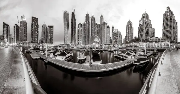 Gökdelenler ve Kentsel şehir gökdelenleri su, siyah-beyaz stil, şehir geçmişi, şehir gelişimi konsepti, Dubai Marina Körfezi BAE
