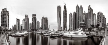 Yat ve bulutlu gökyüzü, Dubai, Birleşik Arap Emirlikleri Dubai Marina Körfezi'nin panoramik görünüm