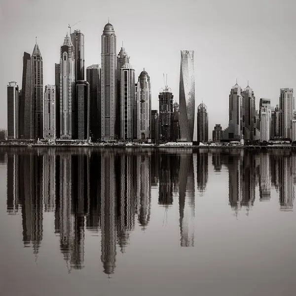 Tek renkli şehir gökdelenleri bulutlu bir gökyüzü altında sakin suyu yansıtan gökdelenler, kentsel gelişim konsepti, Dubai Marina Körfezi BAE