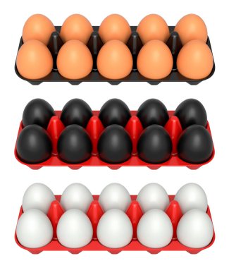 Plastik tepsiler beyaz şeffaf arka planda izole edilmiş kahverengi, siyah ve beyaz yumurtalarla dolu. Yumurta çeşitliliği ve gıda endüstrisi kavramı