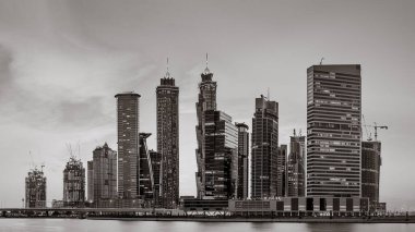 Business bay ve şehir merkezinin panoramik görünümünü alan Dubai, yansıma bir nehir, Birleşik Arap Emirlikleri.