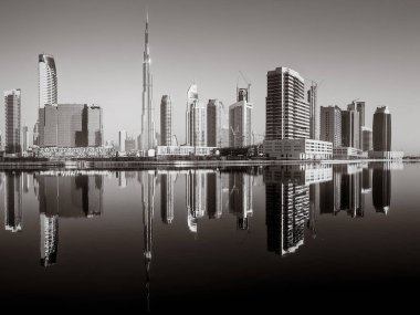 Business bay ve şehir merkezinin panoramik görünümünü alan Dubai, yansıma bir nehir, Birleşik Arap Emirlikleri.