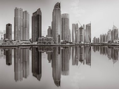 Yat ve bulutlu gökyüzü, Dubai, Birleşik Arap Emirlikleri Dubai Marina Körfezi'nin panoramik görünüm.