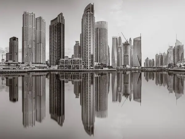 Yat ve bulutlu gökyüzü, Dubai, Birleşik Arap Emirlikleri Dubai Marina Körfezi'nin panoramik görünüm.