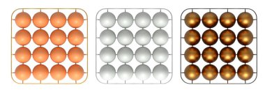 Beyaz şeffaf arkaplanda izole edilmiş beyaz ve kahverengi yumurtalarla dolu metal tepsiler. Yumurta çeşitliliği ve gıda endüstrisi kavramı