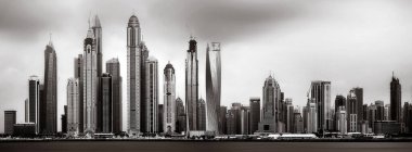 Gökdelenler ve su üzerindeki köprü, siyah-beyaz tarzı, şehir arkaplanı, şehir gelişimi konsepti, Dubai Marina körfezi BAE