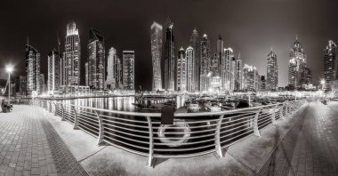 Gökdelenler ve Kentsel şehir gökdelenleri su, siyah-beyaz stil, şehir geçmişi, şehir gelişimi konsepti, Dubai Marina Körfezi BAE