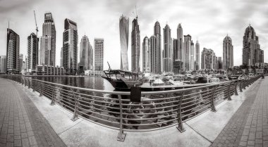 Yat ve bulutlu gökyüzü, Dubai, Birleşik Arap Emirlikleri Dubai Marina Körfezi'nin panoramik görünüm