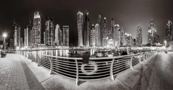 Gökdelenler ve Kentsel şehir gökdelenleri su, siyah-beyaz stil, şehir geçmişi, şehir gelişimi konsepti, Dubai Marina Körfezi BAE