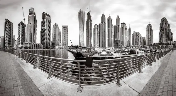 Yat ve bulutlu gökyüzü, Dubai, Birleşik Arap Emirlikleri Dubai Marina Körfezi'nin panoramik görünüm