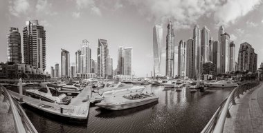 Yat ve bulutlu gökyüzü, Dubai, Birleşik Arap Emirlikleri Dubai Marina Körfezi'nin panoramik görünüm