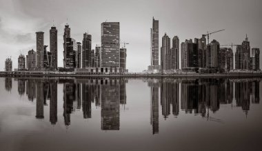 Business bay ve şehir merkezinin panoramik görünümünü alan Dubai, yansıma bir nehir, Birleşik Arap Emirlikleri.