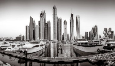 Gökdelenler ve su üzerindeki köprü, siyah-beyaz tarzı, şehir arkaplanı, şehir gelişimi konsepti, Dubai Marina körfezi BAE