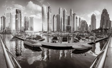 Gökdelenler ve su üzerindeki köprü, siyah-beyaz tarzı, şehir arkaplanı, şehir gelişimi konsepti, Dubai Marina körfezi BAE