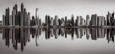 Tek renkli şehir gökdelenleri bulutlu bir gökyüzü altında sakin suyu yansıtan gökdelenler, kentsel gelişim konsepti, Dubai Marina Körfezi BAE